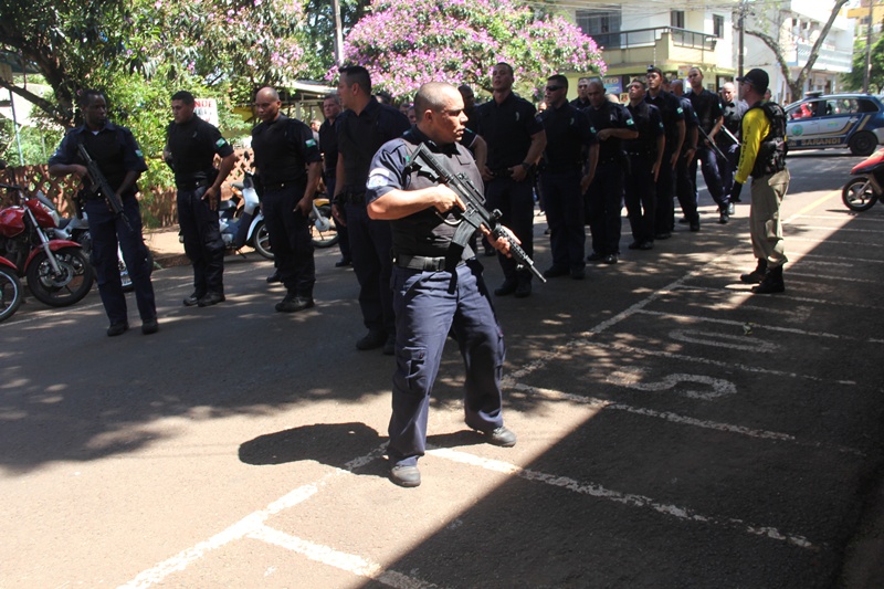 Guardas Municipais apresentam as armas para a comunidade